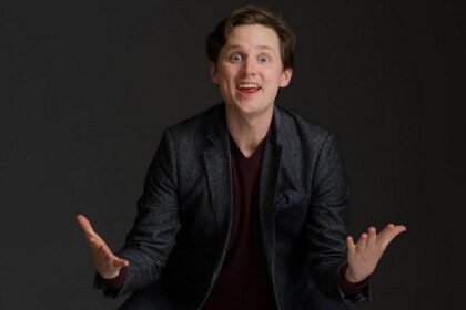Cal Butler se lanza al stand up y al cine con Pedro Pascal