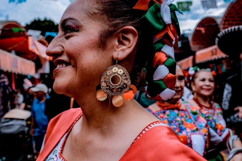 Experience the Deep Emotions of Mexican Spanish in Daily Life