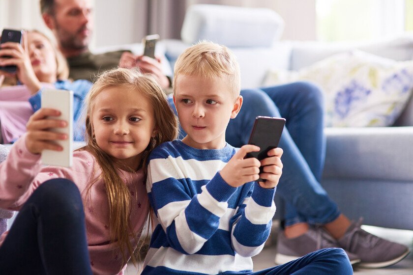 Los niños y su capacidad lectora: ¿Cuándo es seguro darles un móvil?