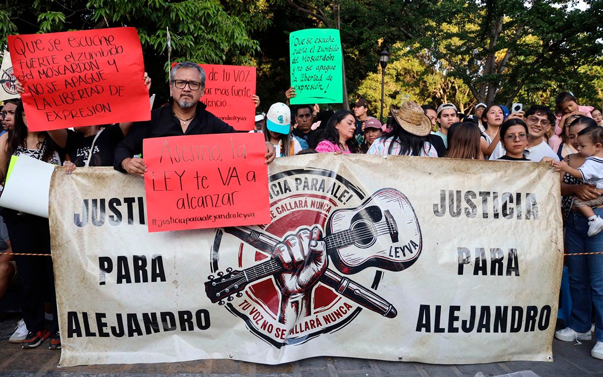 México: Familias claman justicia en el desfile de la Guelaguetza