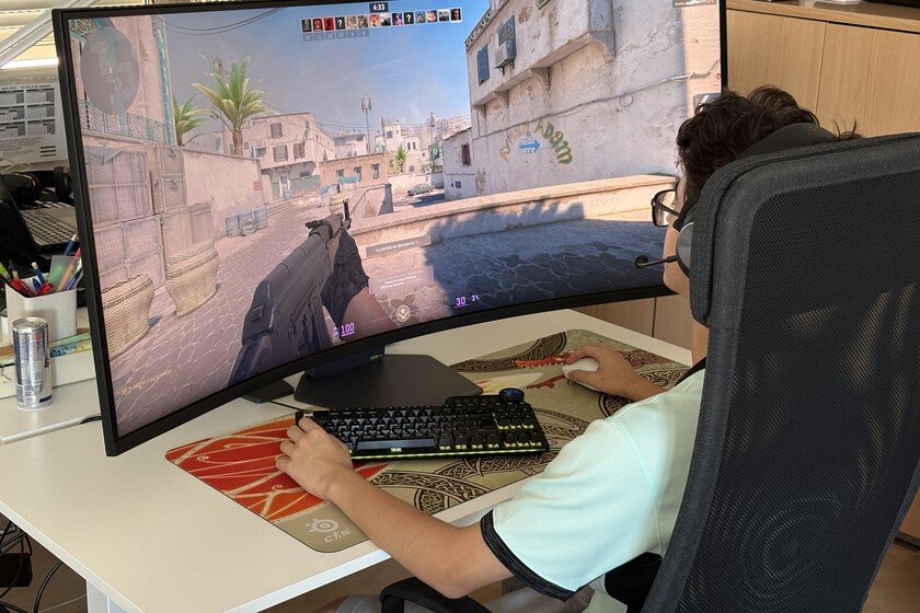 Monitores curvos de 52 pulgadas: ideales para juegos y más usos