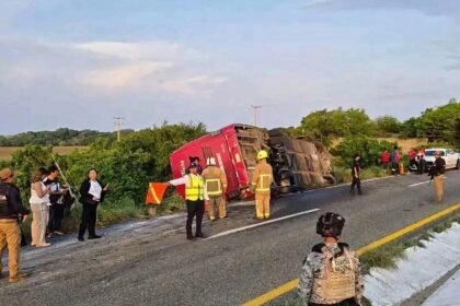 San Miguel de Allende: Vuelco de autobús turístico en Oaxaca deja una muerta