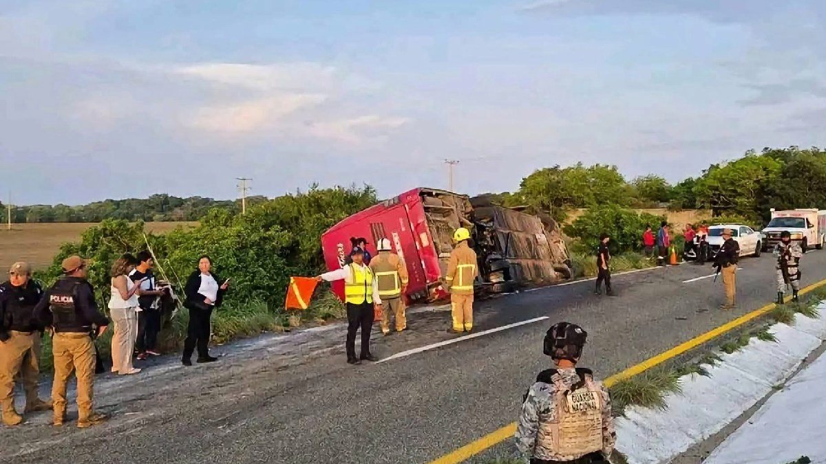 San Miguel de Allende: Vuelco de autobús turístico en Oaxaca deja una muerta