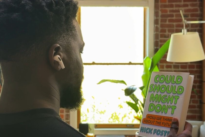 Apple presenta en vídeo sus nuevos AirPods con cámara en acción