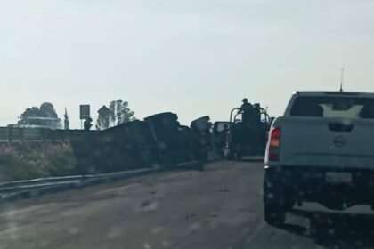 Celaya, Gto.: Tráiler volcado en la autopista causa caos vial