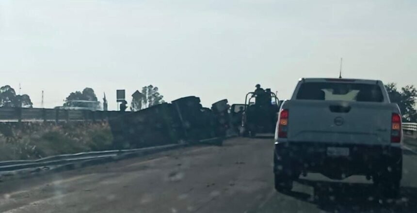 Celaya, Gto.: Tráiler volcado en la autopista causa caos vial