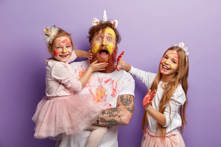 La ciencia respalda que ser padres graciosos aumenta la autoridad