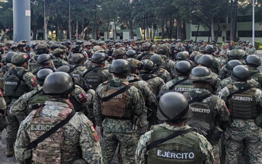 Militares refuerzan la seguridad en el campo aguacatero de Michoacán