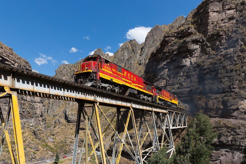 Tren en los Andes: 68 túneles y 55 puentes a 5,000 metros