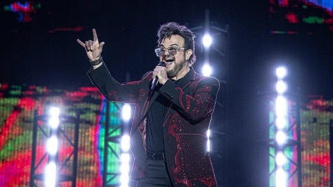 Aleks Syntek deja México tras conmoción por polémica en Benito Juárez