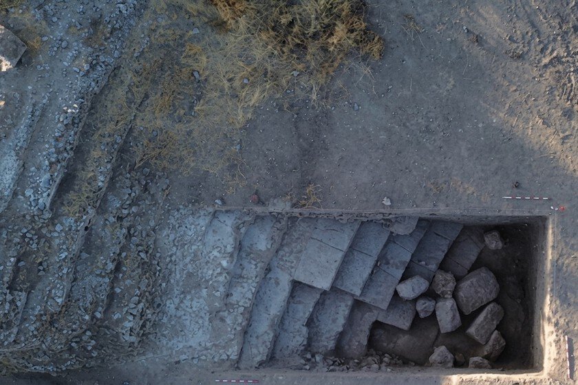 Arqueólogos descubren grada intacta en teatro romano de Málaga