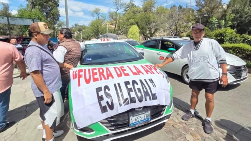 Guanajuato Capital: Taxistas manifiestan por mejoras en el servicio
