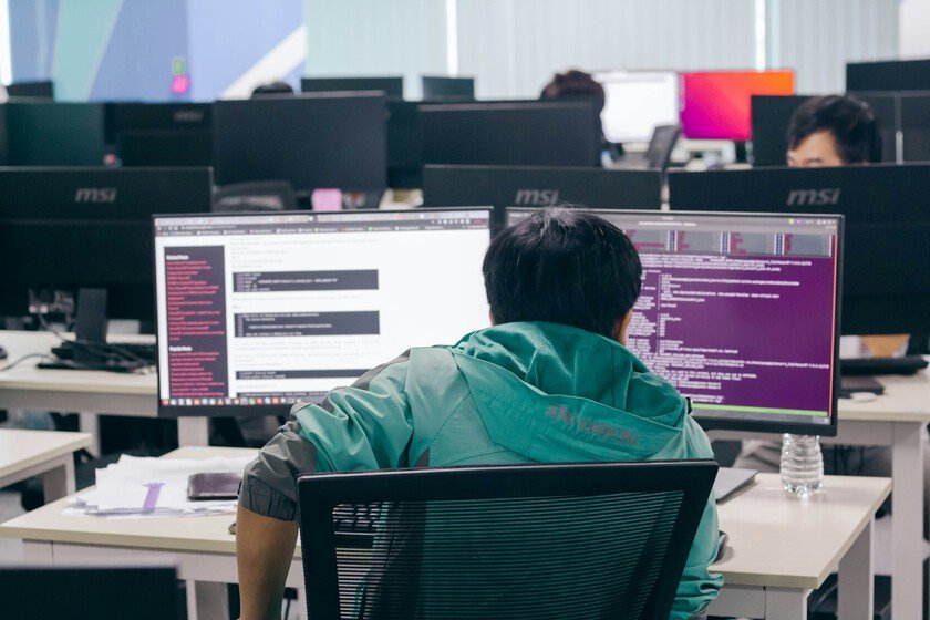 IA en el trabajo: Estudio revela decepción entre usuarios leales