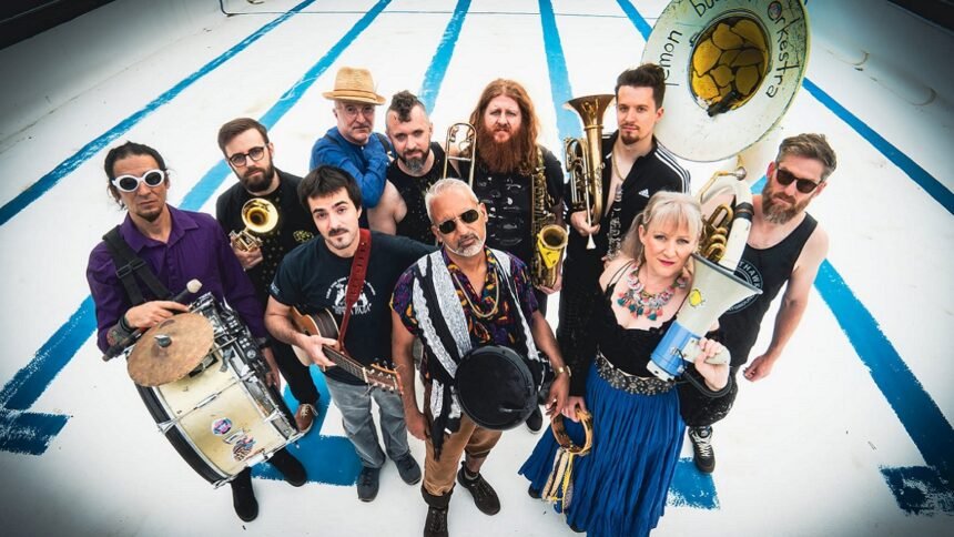 Lemon Bucket Orkestra revienta el Cervantino con su fusión vibrante