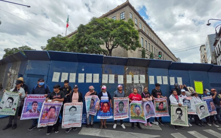 México: Familias de Ayotzinapa exigen justicia frente a la Corte