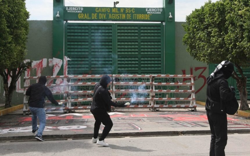 México: Normalistas protestan con petardos por justicia en Ayotzinapa