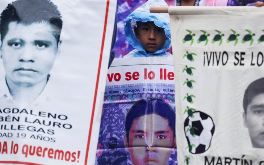 México recuerda a las víctimas de Ayotzinapa con marchas en CDMX