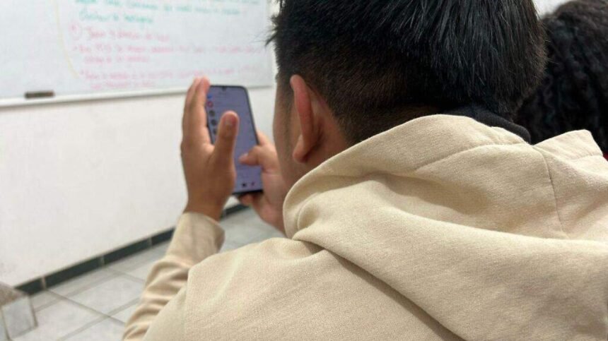 Restricción en uso de celulares en escuelas de León, Gto. desde noviembre