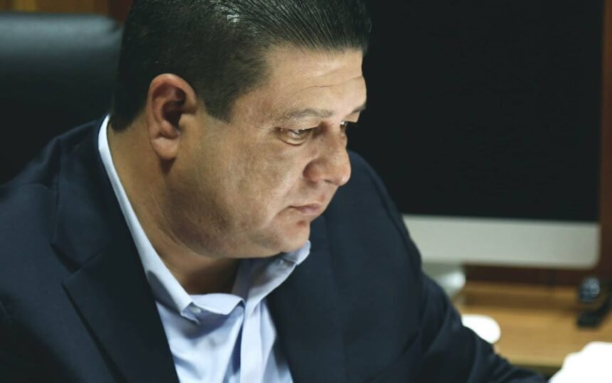 César Jáuregui en México: Impugnación por ejercicio ilegal afecta a familias