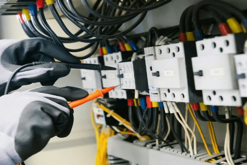 Comunidades de propietarios ahorran hasta 1.500€ en electricidad, alerta OCU