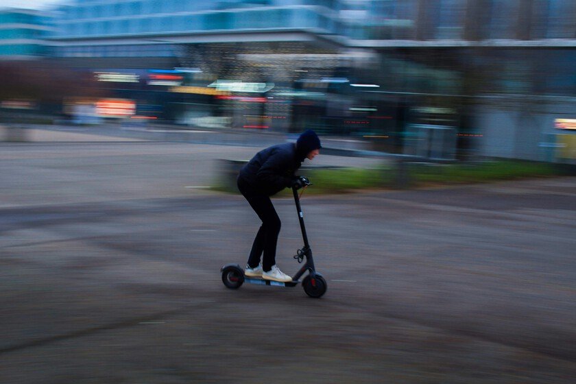 Hombre intenta robar radar en patinete y puede enfrentar 4 años de cárcel