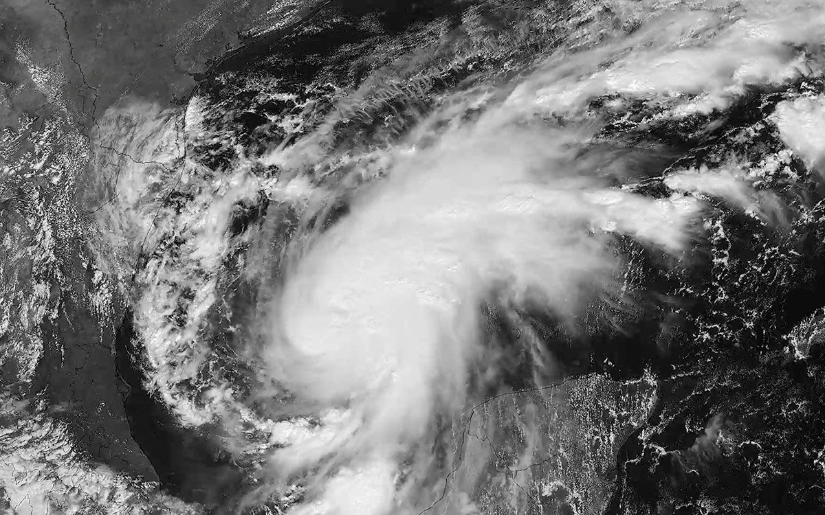 Huracán 'Isaías' se intensifica en México; Simón causa lluvias intensas