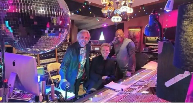 Luis Miguel sorprende al revelar nuevo disco con misteriosa foto