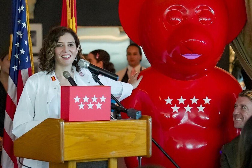Madrid regala una enorme osa roja a Miami, ahora en un restaurante
