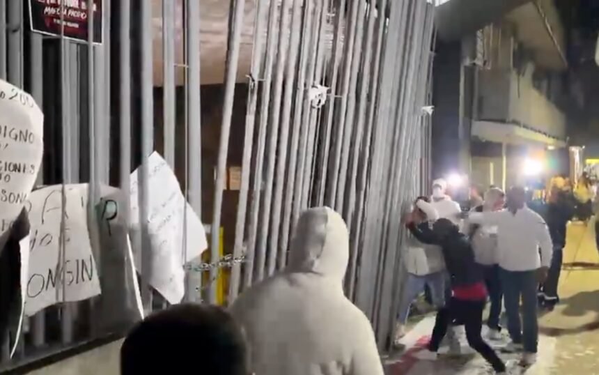 México: Manifestantes afectan operaciones del sindicato del IMSS