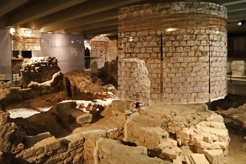París descubre ciudad romana al excavar aparcamiento frente a Notre-Dame