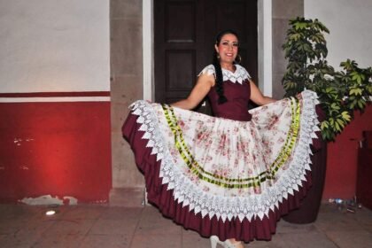Salamanca, Gto.: Adriana Sánchez celebra 20 años de folclor y danza