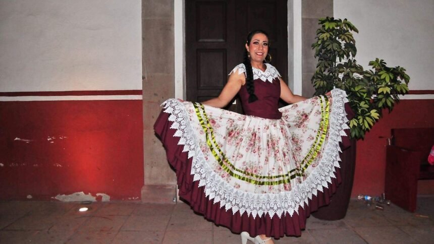 Salamanca, Gto.: Adriana Sánchez celebra 20 años de folclor y danza