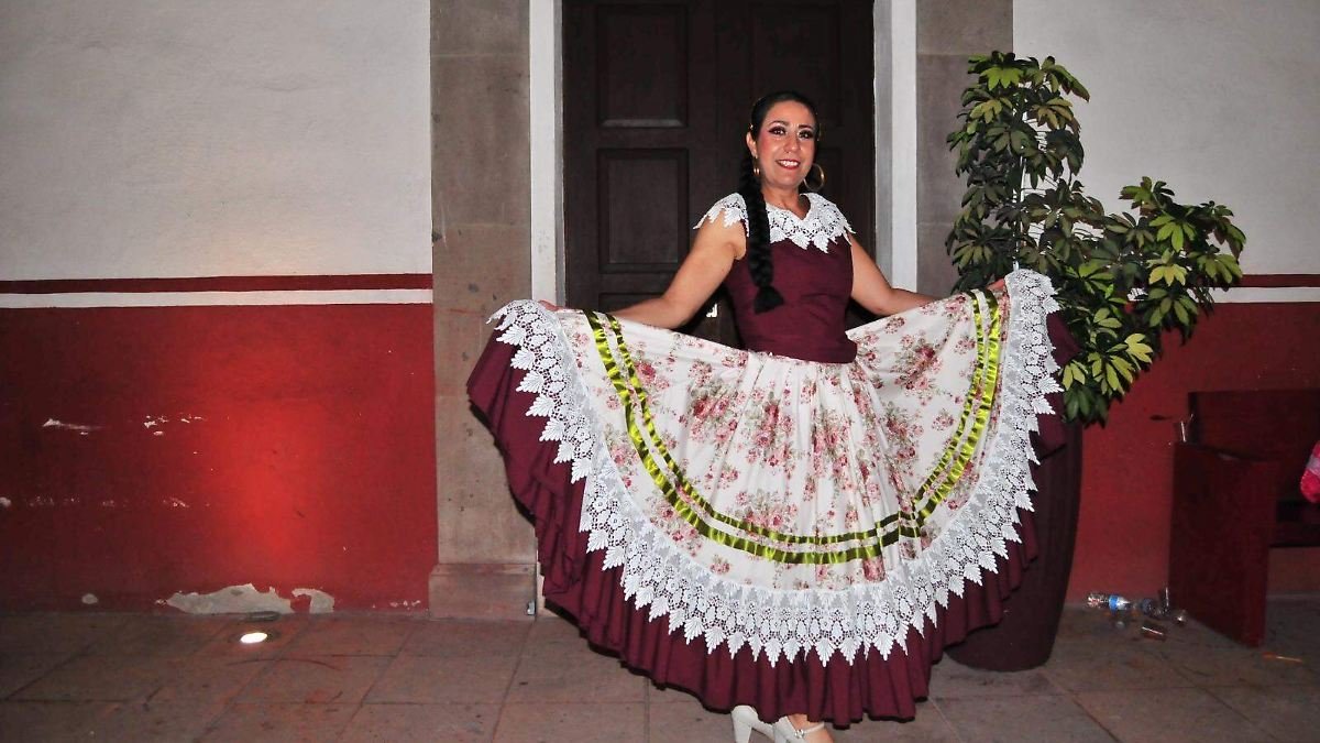 Salamanca, Gto.: Adriana Sánchez celebra 20 años de folclor y danza