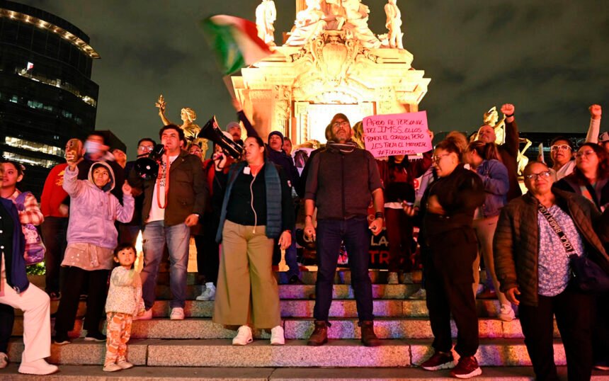 Trabajadores del IMSS en México rechazan aumento salarial; buscan mejorar condiciones